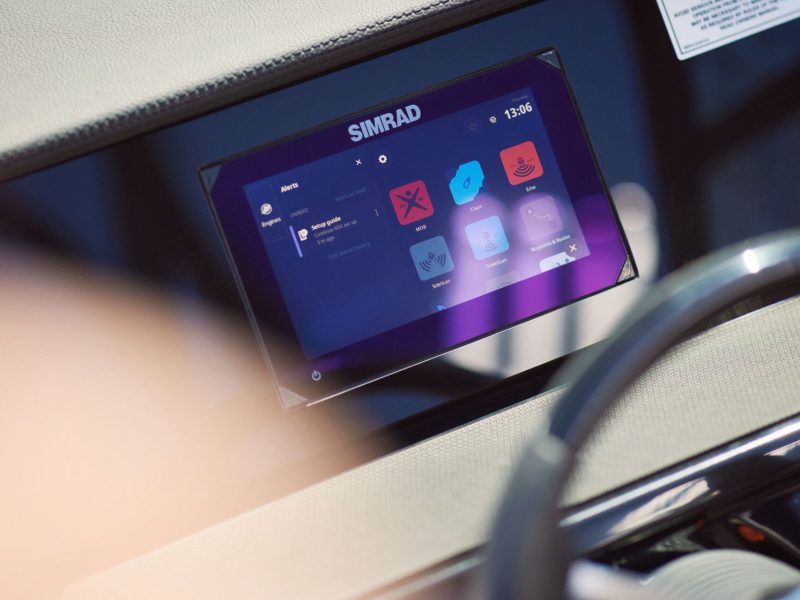 2024-SPX-210-Outboard-SPO210-helm-dash-Simrad-09123.jpg