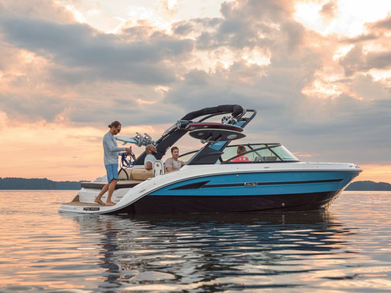 2026-SDX-250-Surf-SDS250-lifestyle-starboard-stern-friends-wakesurfing-sunset-02722.jpg