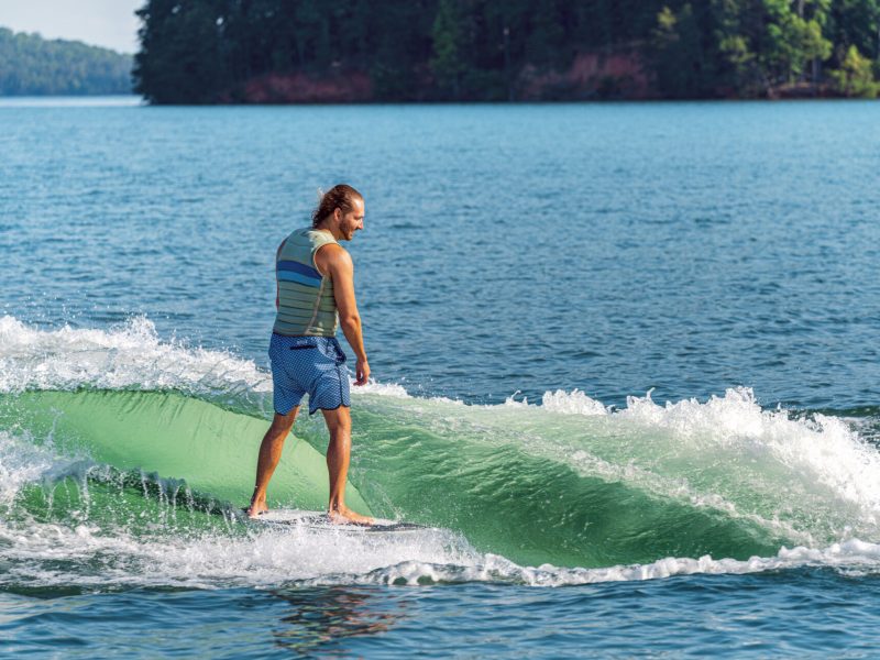 2026-lifestyle-man-life-jacket-wakesurfing-08969.jpg