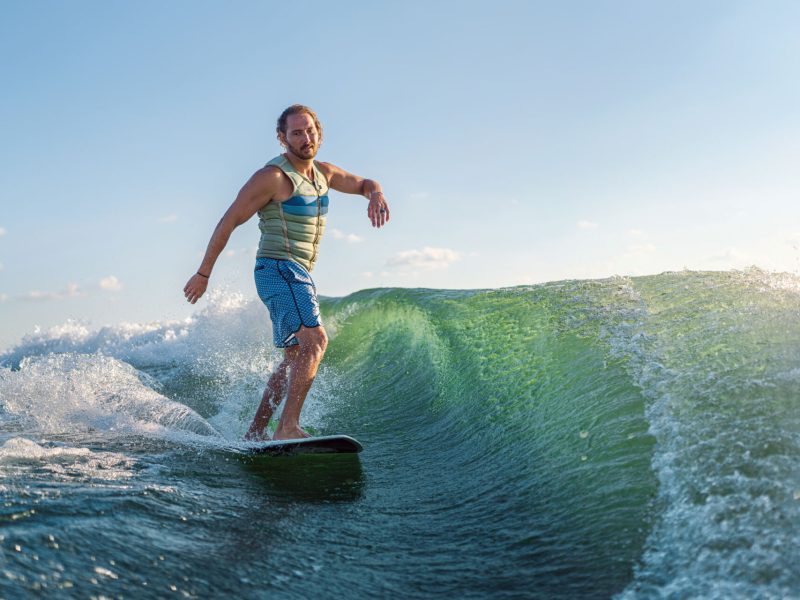 2026-lifestyle-man-life-jacket-wakesurfing-09884.jpg