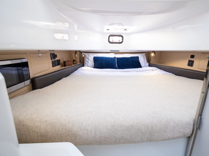 WELLCRAFT_38_T-TOP_IMG_INT_CABIN_FRANCE.jpg